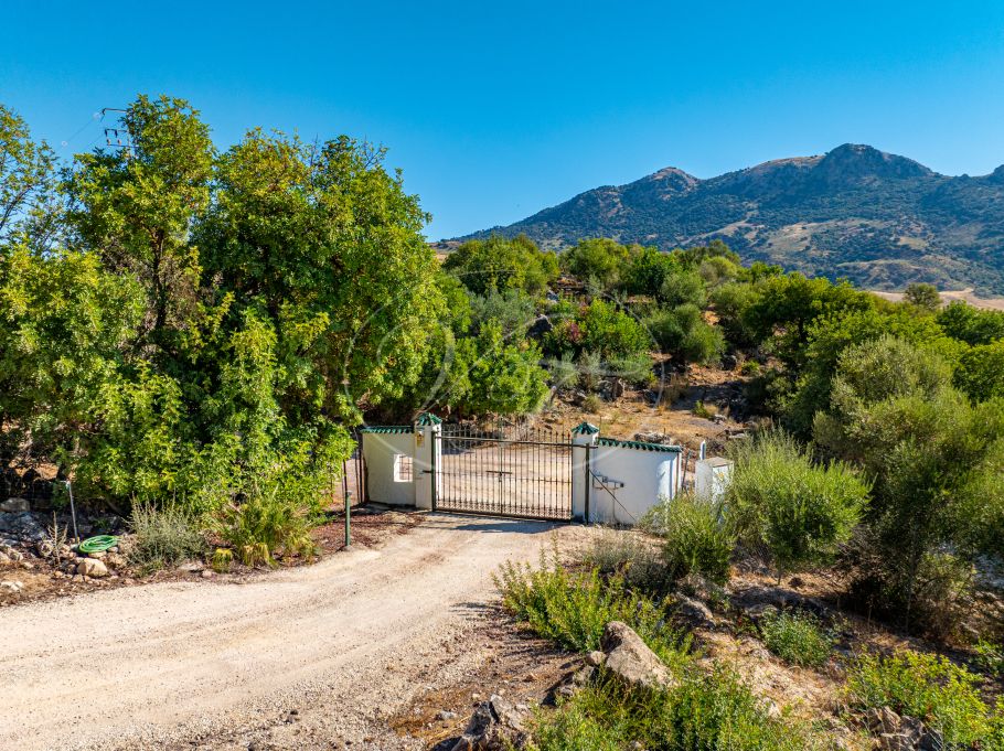 Stunning cortijo with Guest Houses and Rental Opportunity, Ronda