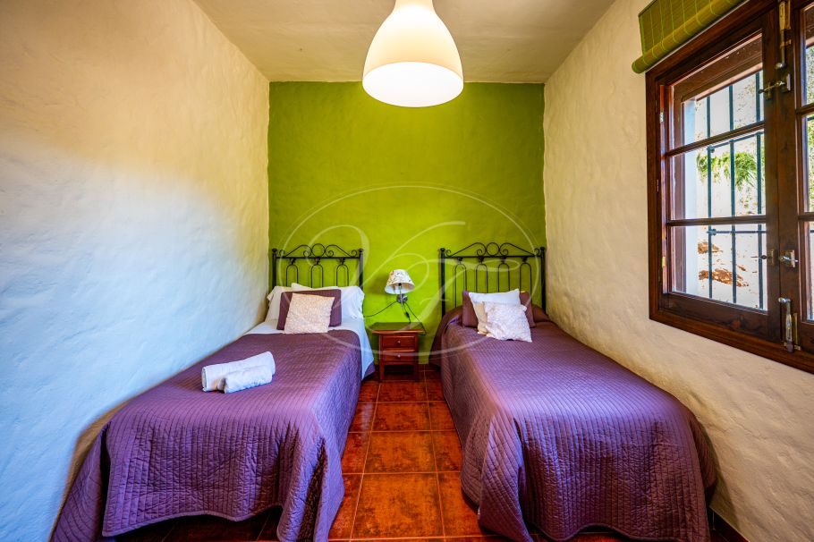 Stunning cortijo with Guest Houses and Rental Opportunity, Ronda