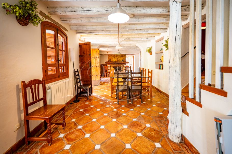 Stunning cortijo with Guest Houses and Rental Opportunity, Ronda