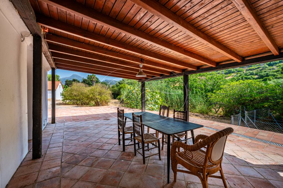 Charmante Spaanse Finca met Gastenverblijf en Schuur, Casares