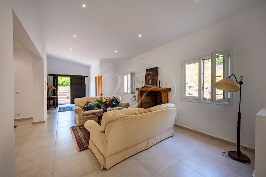 Charmante Spaanse Finca met Gastenverblijf en Schuur, Casares