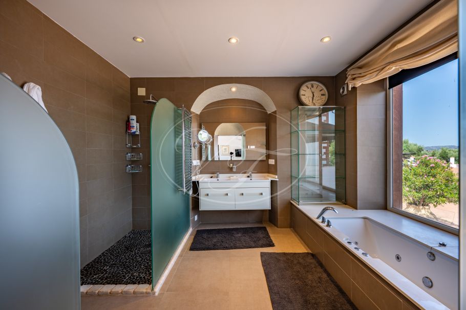 Luxury Cortijo with productive olive grove, Montoro