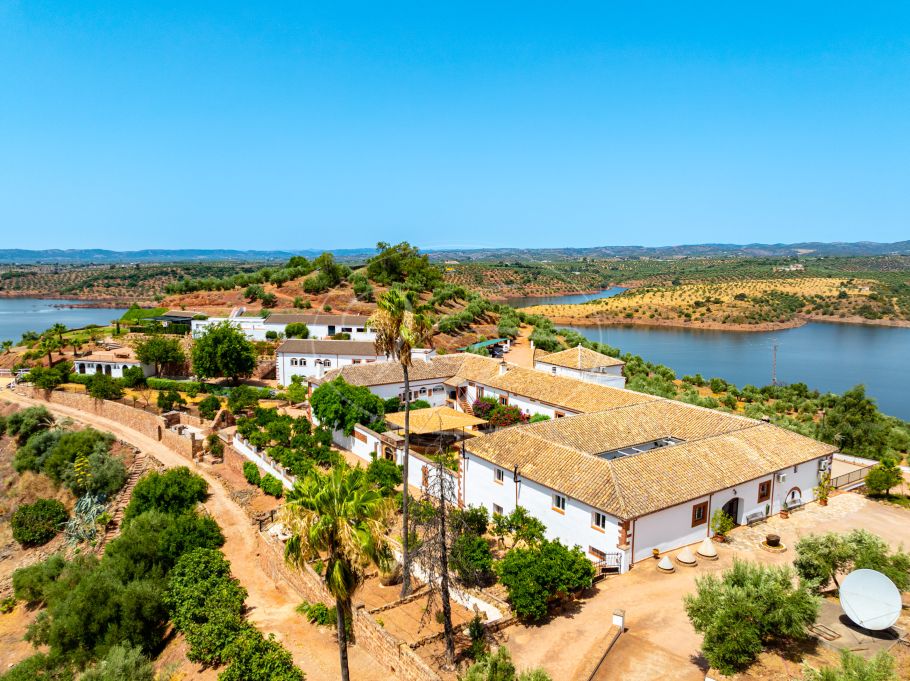 Luxury Cortijo with productive olive grove, Montoro