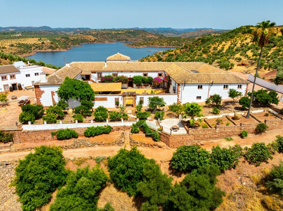 Luxury Cortijo with productive olive grove, Montoro