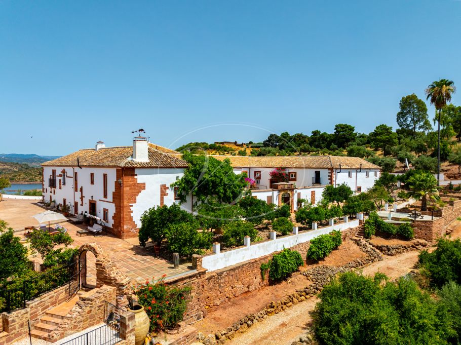 Luxury Cortijo with productive olive grove, Montoro