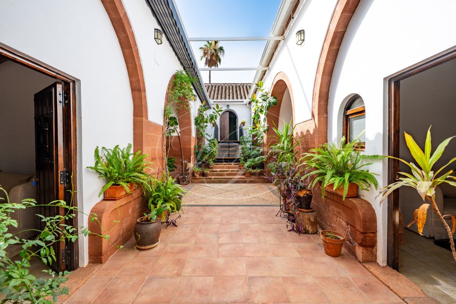 Luxury Cortijo with productive olive grove, Montoro