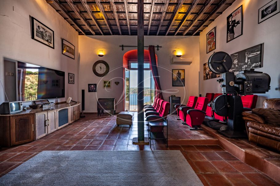 Luxury Cortijo with productive olive grove, Montoro