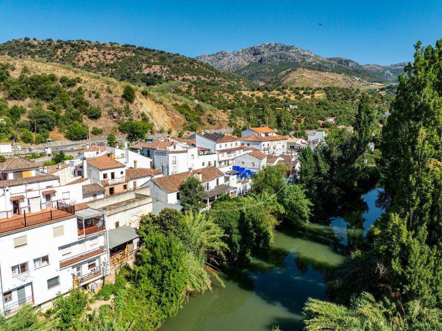 Charming Riverside Village House, Cortes de la Frontera