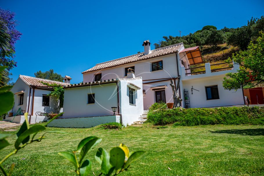 Authentic Finca with Large Plot of Land, Casares