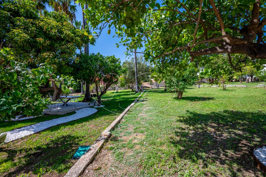 Finca parcialmente renovada con vistas al mar, Estepona
