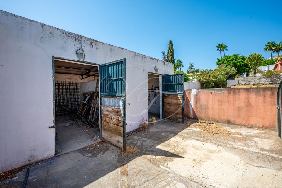 Finca parcialmente renovada con vistas al mar, Estepona