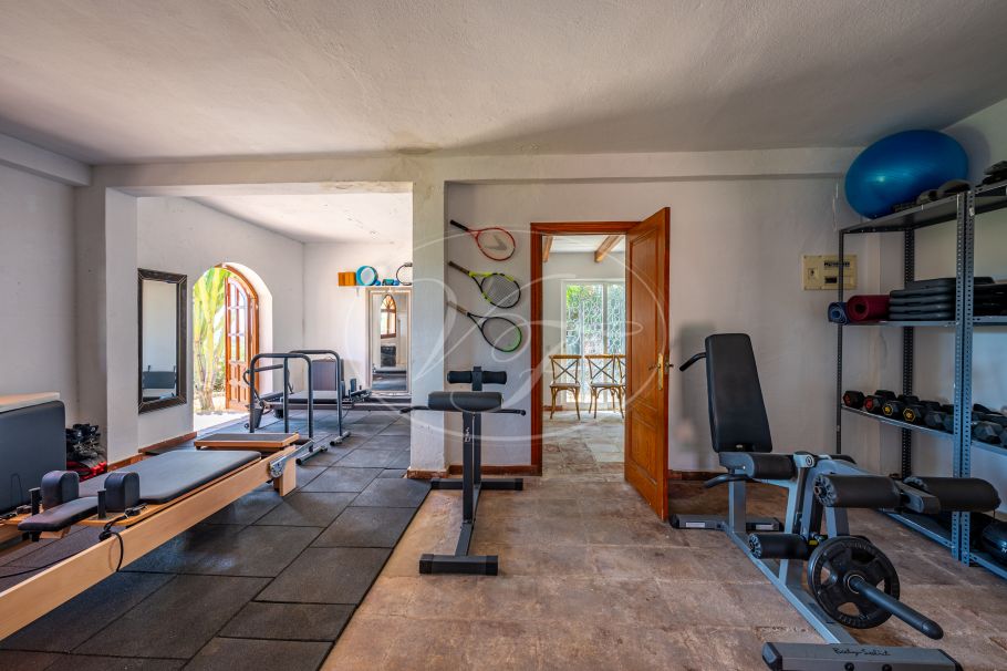 Finca parcialmente renovada con vistas al mar, Estepona