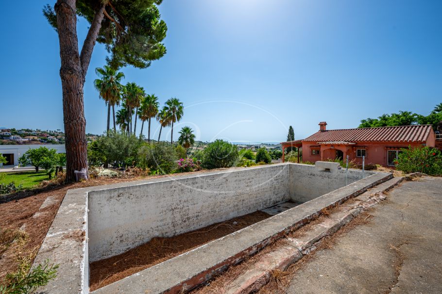 Finca parcialmente renovada con vistas al mar, Estepona