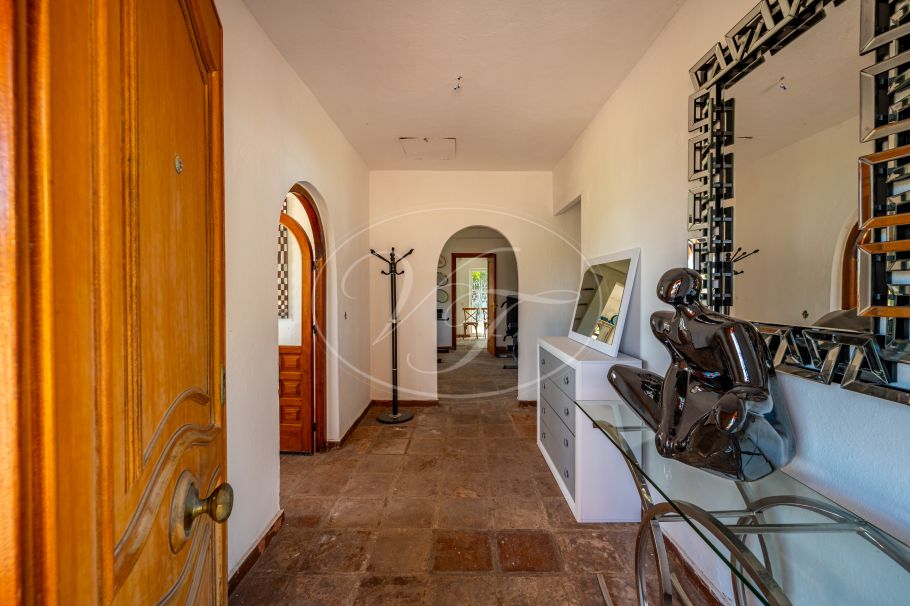 Finca parcialmente renovada con vistas al mar, Estepona