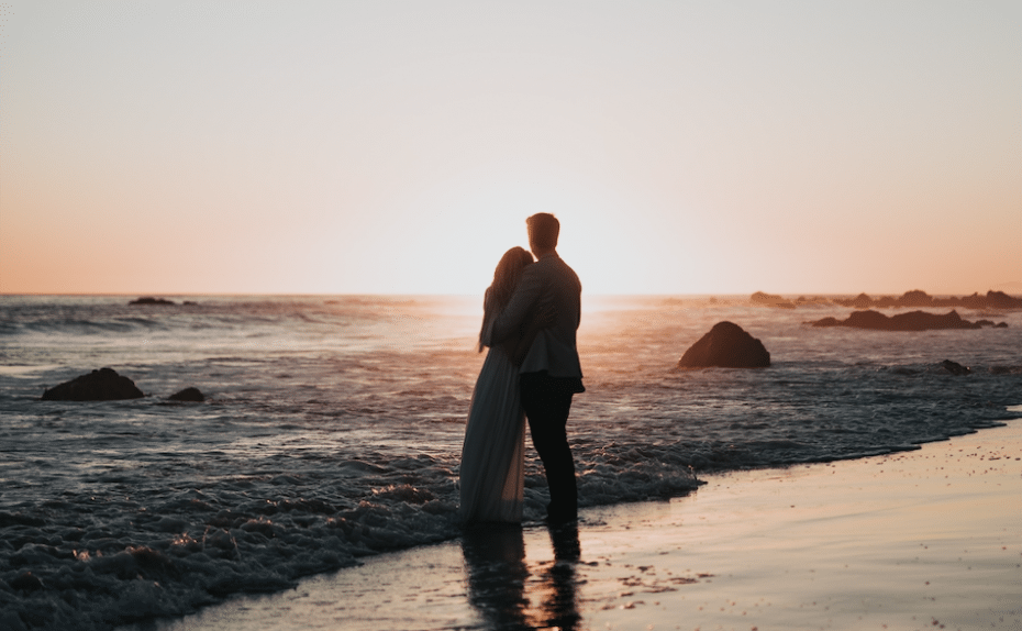 Photographie d'un couple se promenant sur la plage de Marbella 