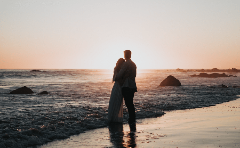 Fotografi av ett par som tar en promenad på stranden i Marbella. 