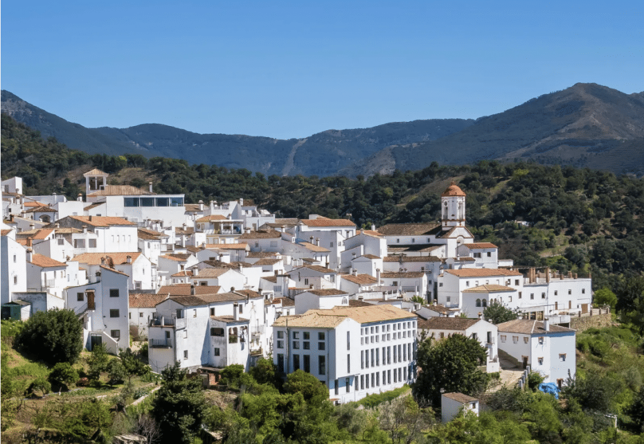 Flygfoto av Genalguacil, en liten stad utanför Malaga.