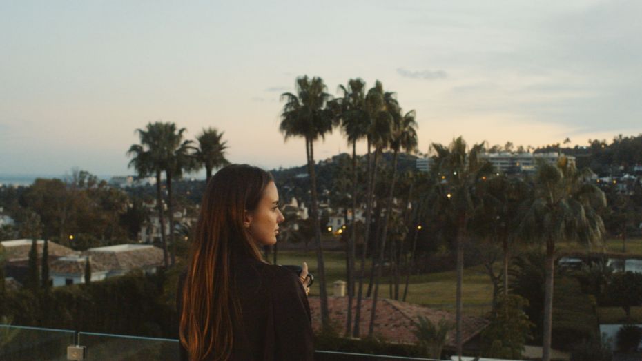 Photographie d'une femme debout sur la terrasse d'une villa à La Cerquilla, Nueva Andalucia