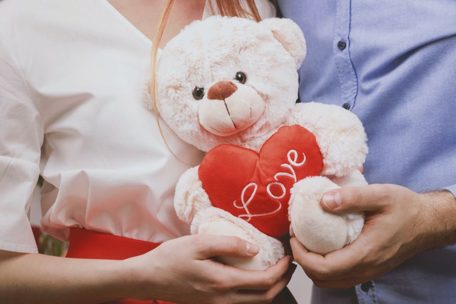 Foto eines Teddybär-Geschenks zum Valentinstag 