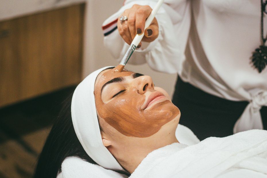 Fotografía de una mujer recibiendo un tratamiento facial de belleza en Marbella