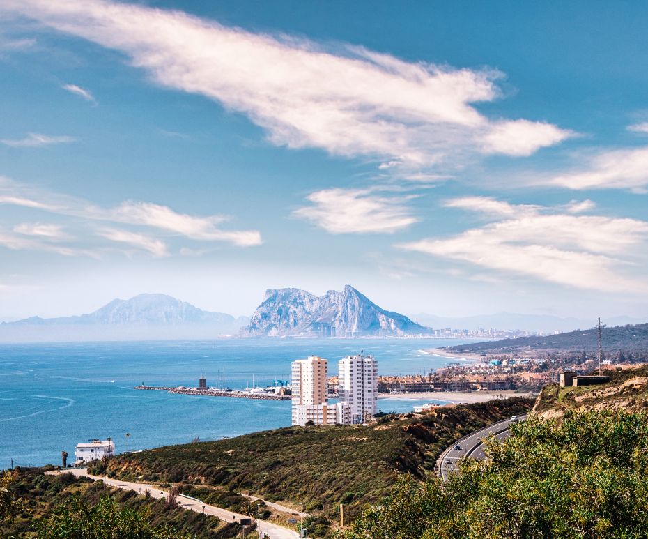 Foto van het uitzicht op zee, uitzicht op Marokko en Gibraltar vanuit een drone in Sotogrande