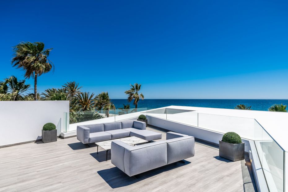 Zeezicht van een woning gelegen aan het strand in Marbella Oost