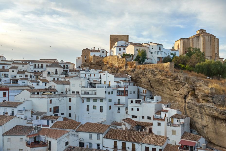 Fotografi av Setenil de las bodegas, en liten stad nära Malaga, Spanien. 
