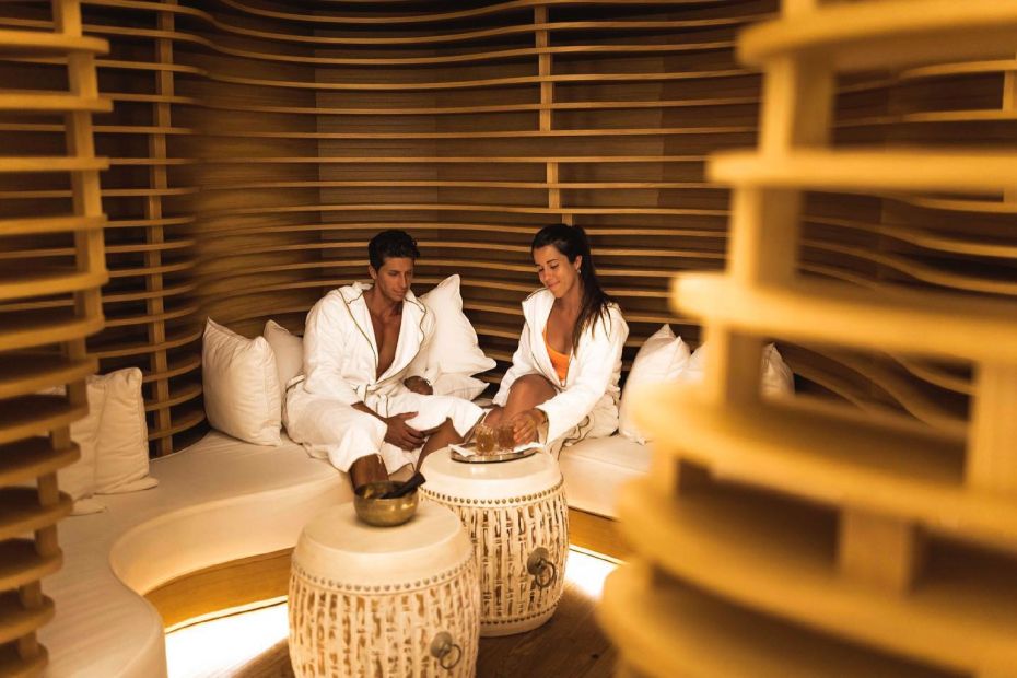 Photo d'un couple profitant des installations du Six Senses Spa de l'hôtel Puente Romano à Marbella.