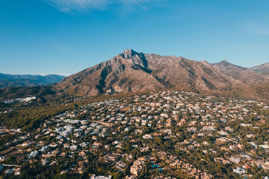 Drönarfoto av Sierra Blanca i Marbella 