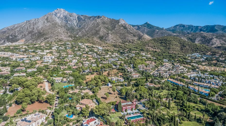 Foto ter vergelijking van luchtfoto's van La Zagaleta en Sierra Blanca 