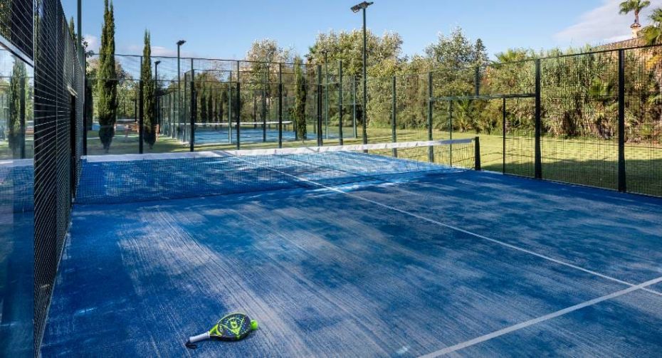 Foto der Paddle-Court-Anlage im Villa Padierna Racquet Club