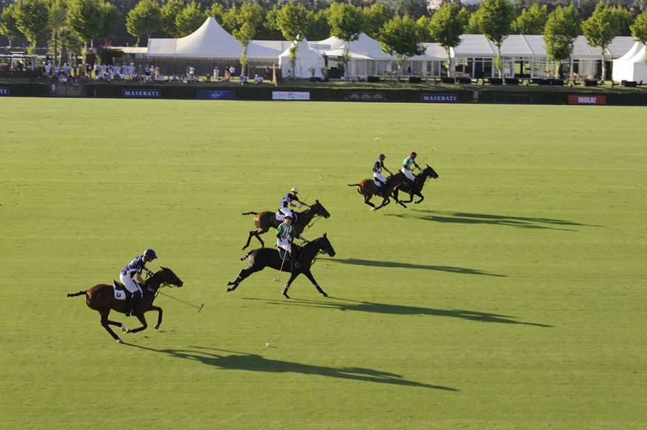 Foto van mensen die het sort polo spelen in Sotogrande in Cadiz