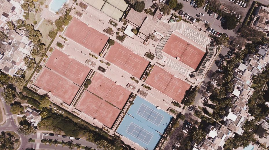 Flygfoto av Puente Romano Tennis Club i Marbella