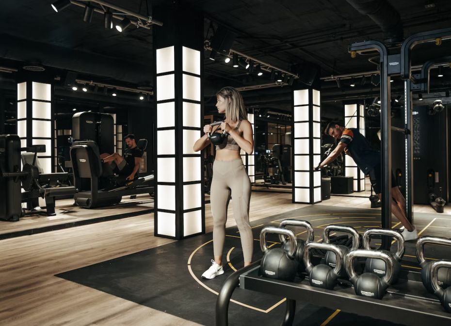 Photograph of people working out at Puente Romano Health and Fitness gym in Marbella 