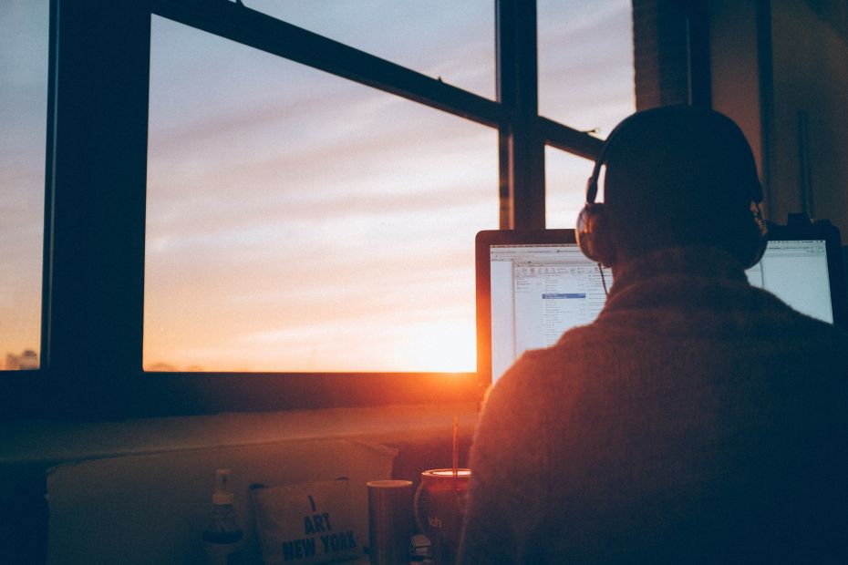 Foto van iemand die op afstand werkt vanuit zijn kamer tijdens zonsondergang in Marbella 