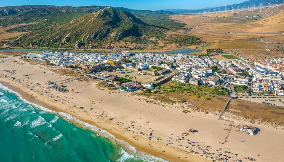 Flygfoto av Zahara de los Atunes i Cadiz, nära Malaga.