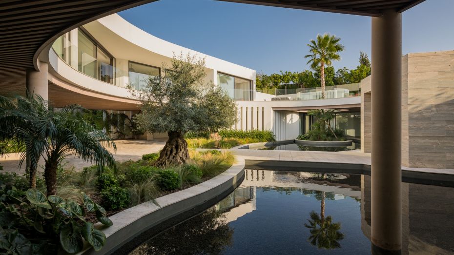 Photographie d'une villa de Sotogrande dont la cour est agrémentée d'une pièce d'eau