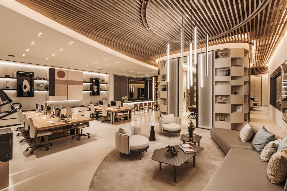 Foto van het interieur van het Drumelia Office bij nacht in Marbella 