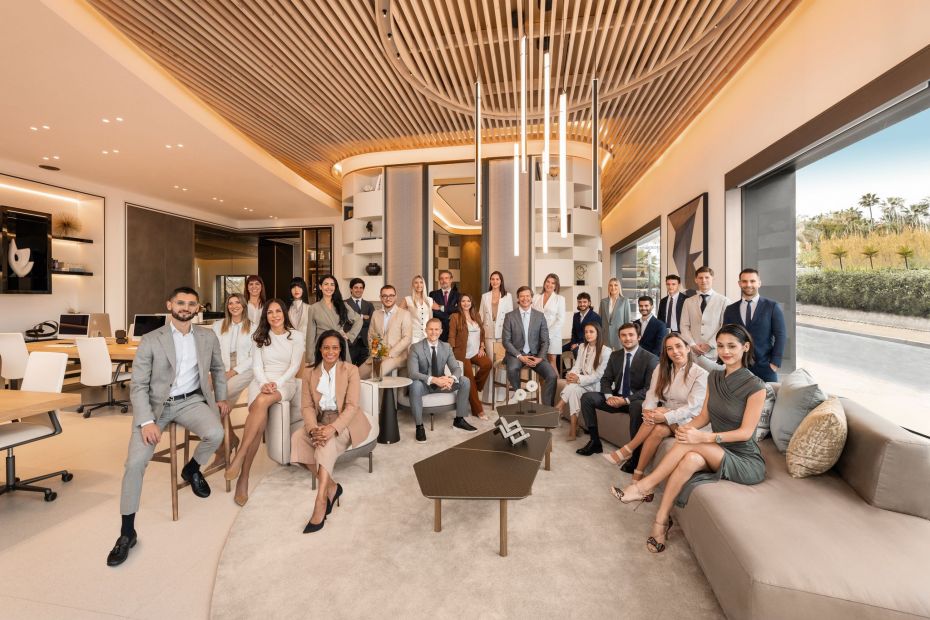 Fotografía del equipo de Drumelia en su nueva oficina de Marbella 