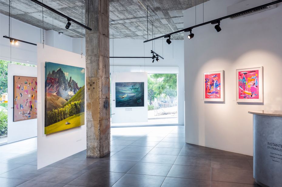 Photograph of the interior of the Es Art Gallery in Marbella 