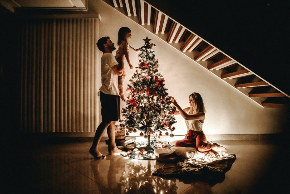 een familie tijdens kerstmis 