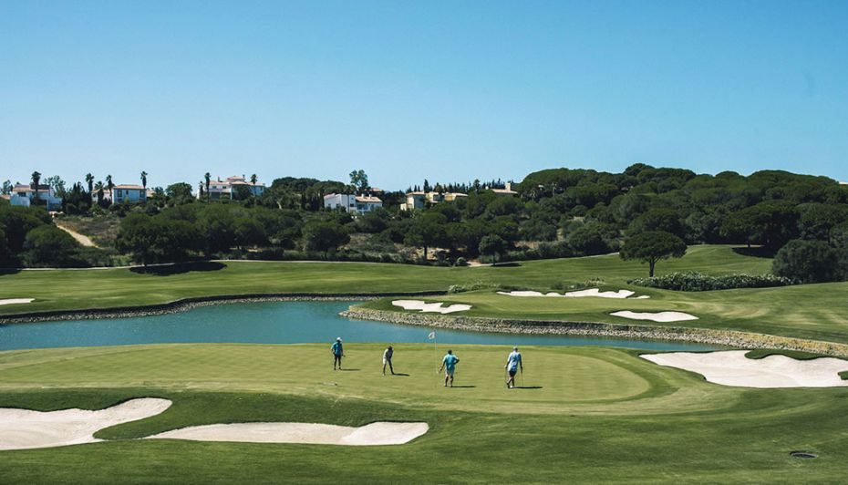 Foto van mensen die golf spelen op de La Reserva Golf Club in Sotogrande