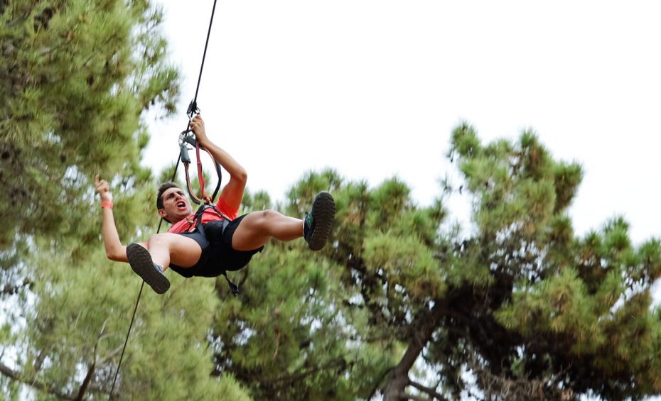 Hombre en tirolina en Aventura Amazonia Park en Elviria, Marbella Este