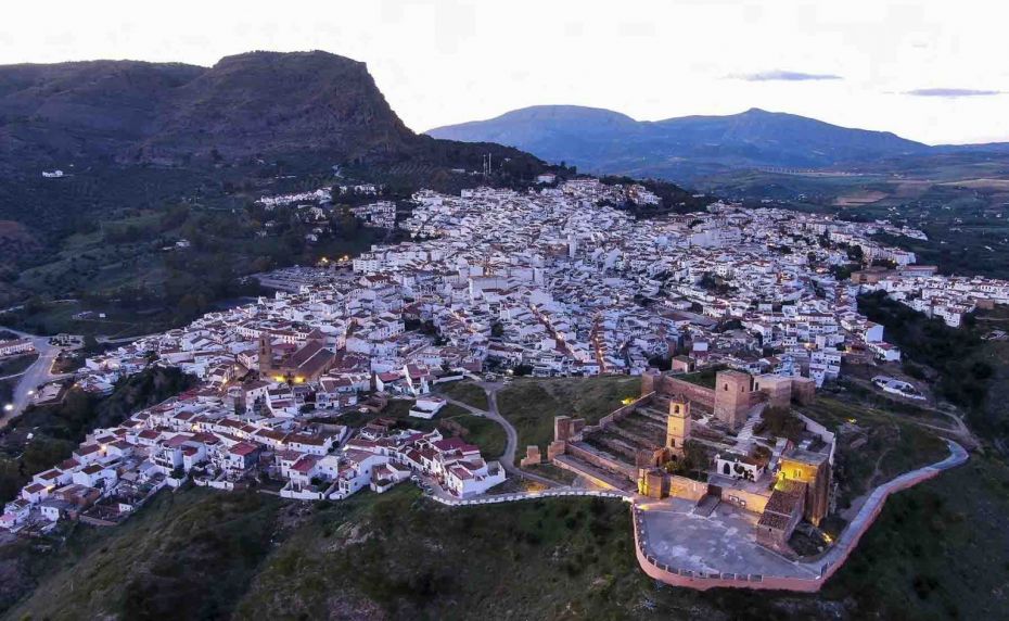 Luchtfoto van Alora in Malaga tijdens de schemering. 