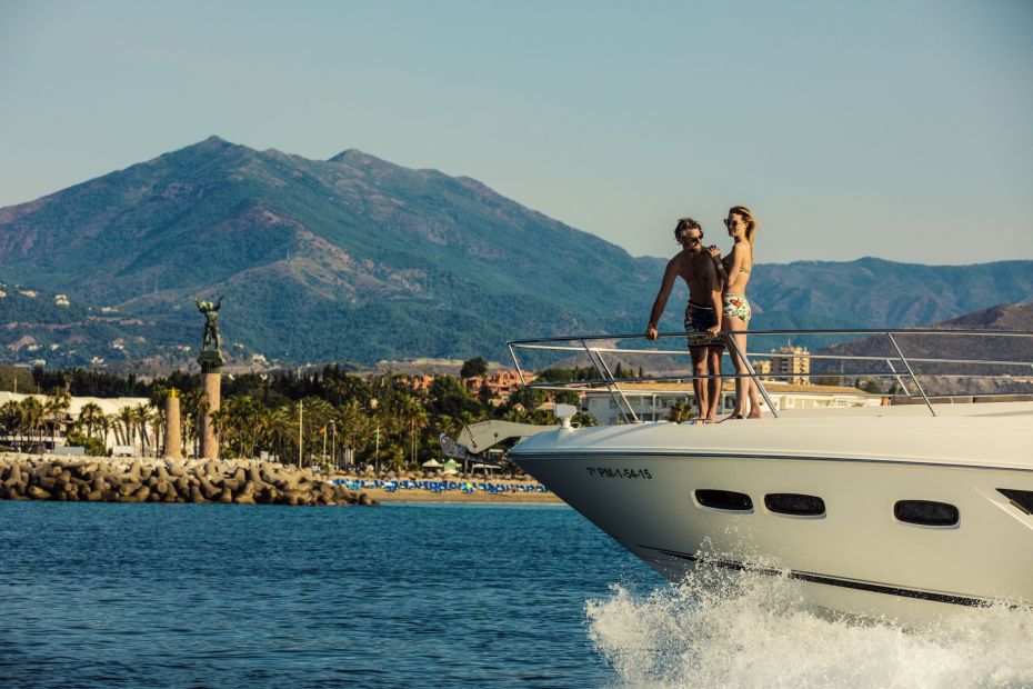 Photographie d'un couple profitant d'une promenade en bateau à Marbella 