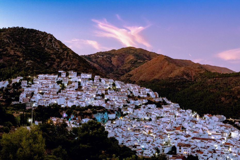 Photograph of the town of Ojen in Malaga from afar. 