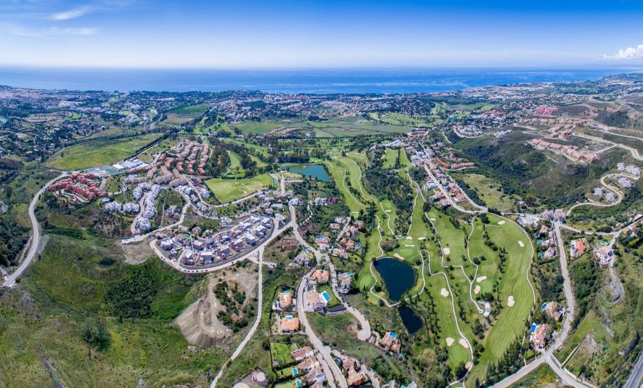 One of the most dynamic new hot spots in Marbella area, the well-known residential neighbourhood of La Alqueria gradually transforms into a beautiful suburb following the contours of the gently rising hills.