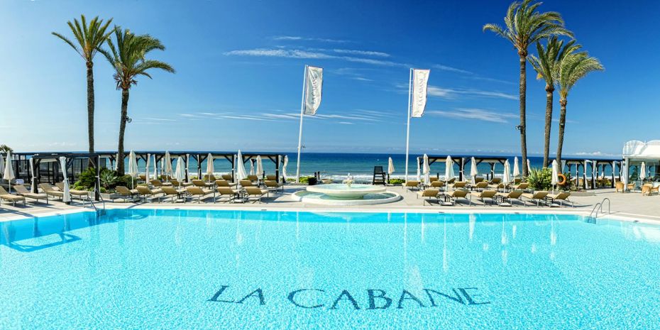 Restaurant La Cabane vue sur la piscine et la mer à Marbella Est