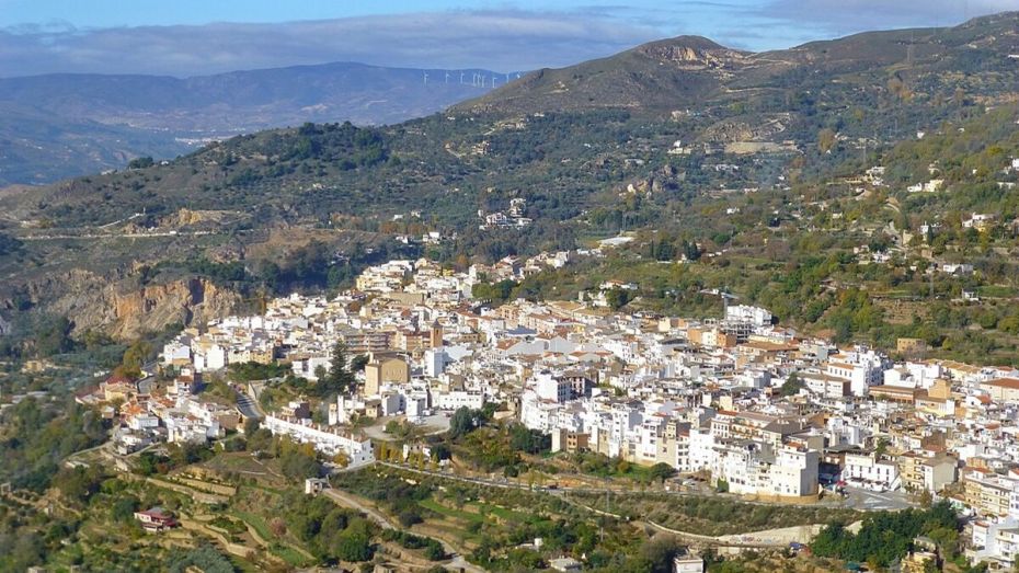 Photographie aérienne de Lanjaron, une petite ville de la province de Grenade située près de Malaga. 