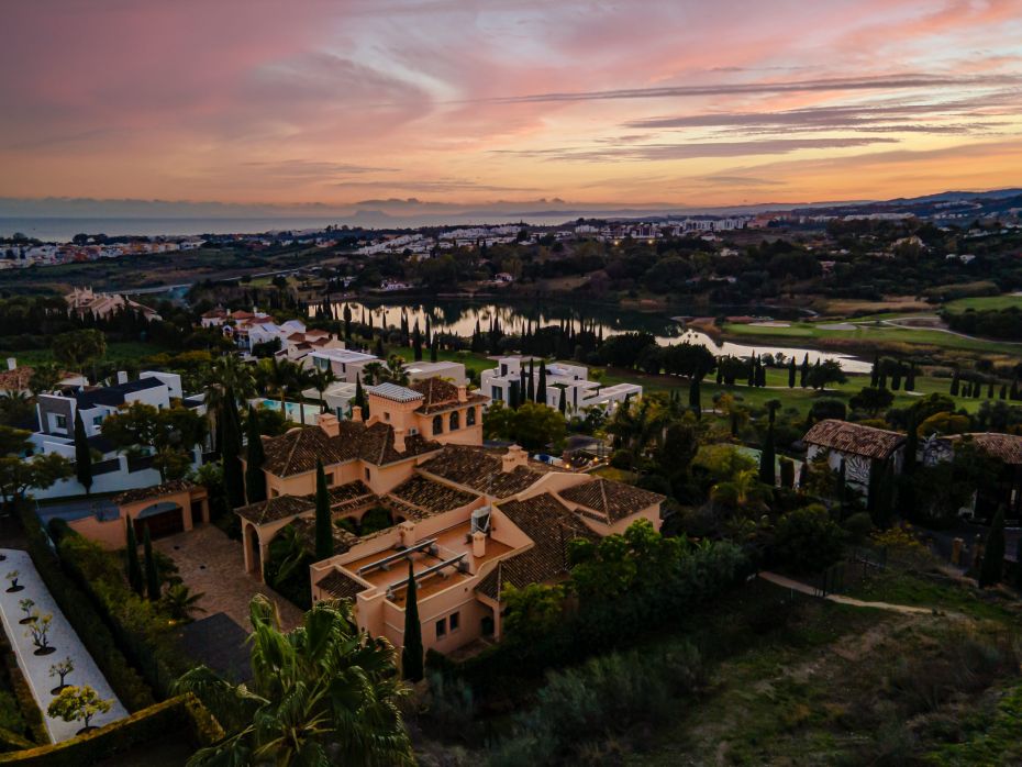 Luftaufnahme des Los Flamingo Resorts bei Sonnenuntergang